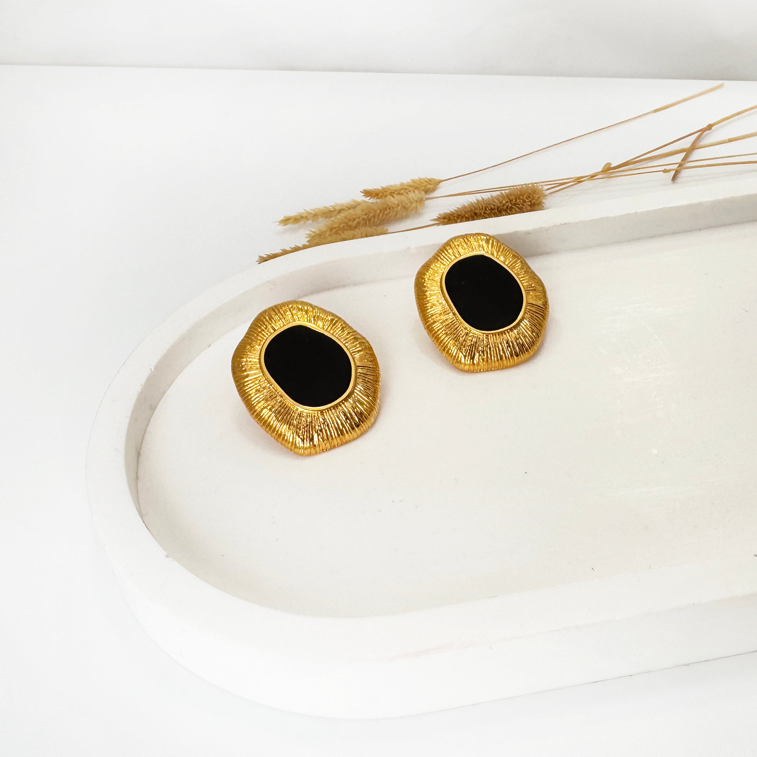 Χρυσά ασύμμετρα Σκουλαρίκια με μαύρο σμάλτο