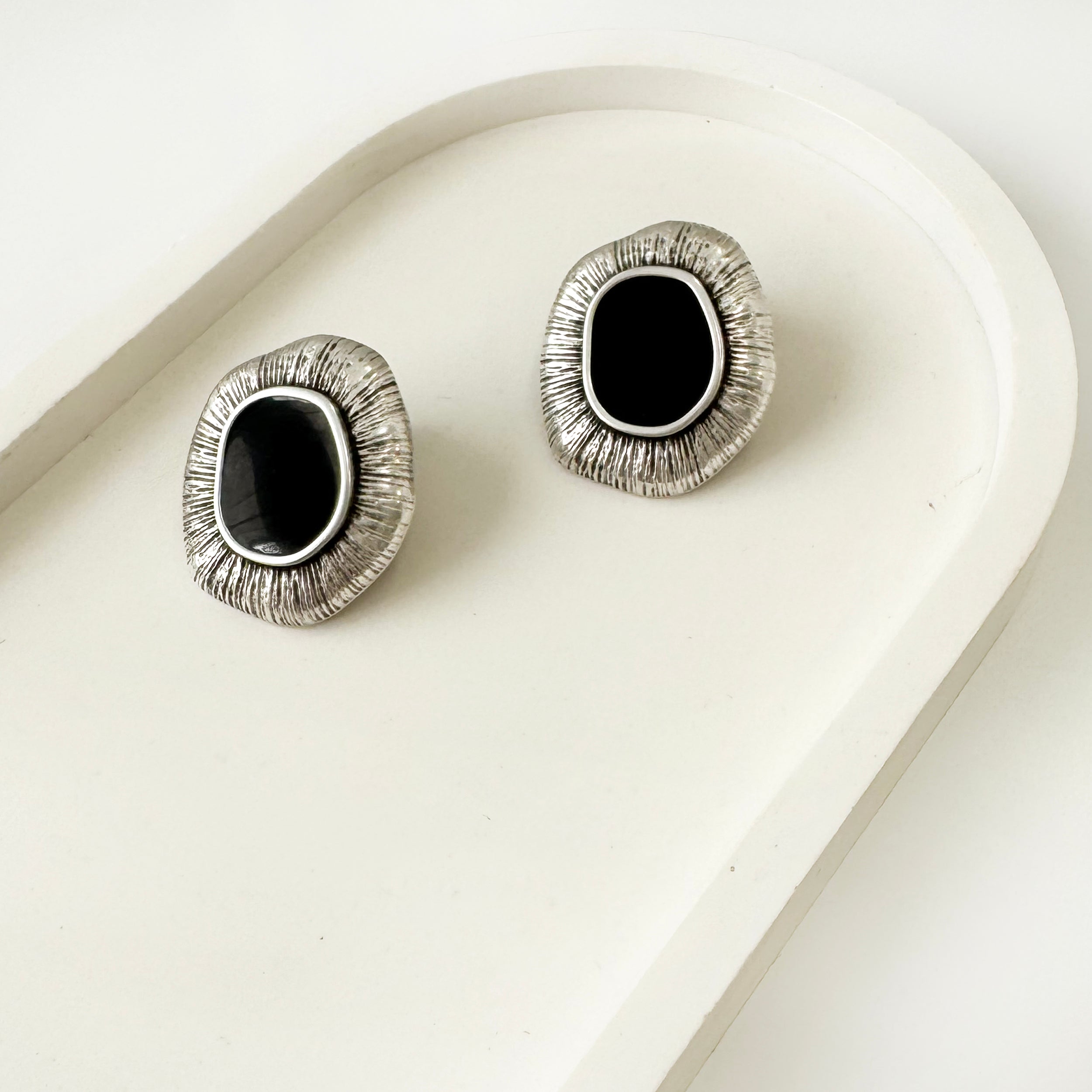 Ασύμμετρα Ασημένια Σκουλαρίκια με Μαύρο Σμάλτο