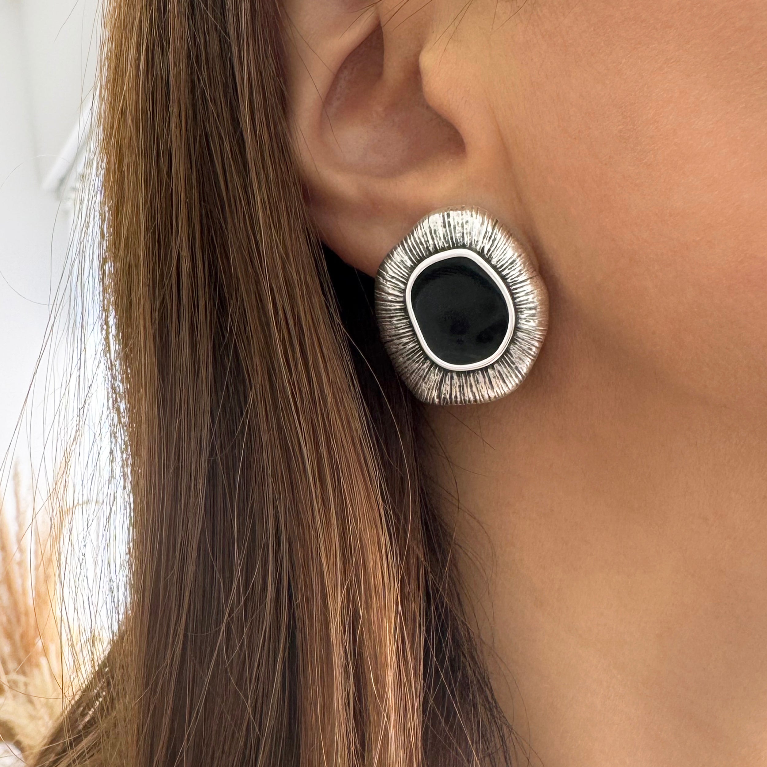 Ασύμμετρα Ασημένια Σκουλαρίκια με Μαύρο Σμάλτο