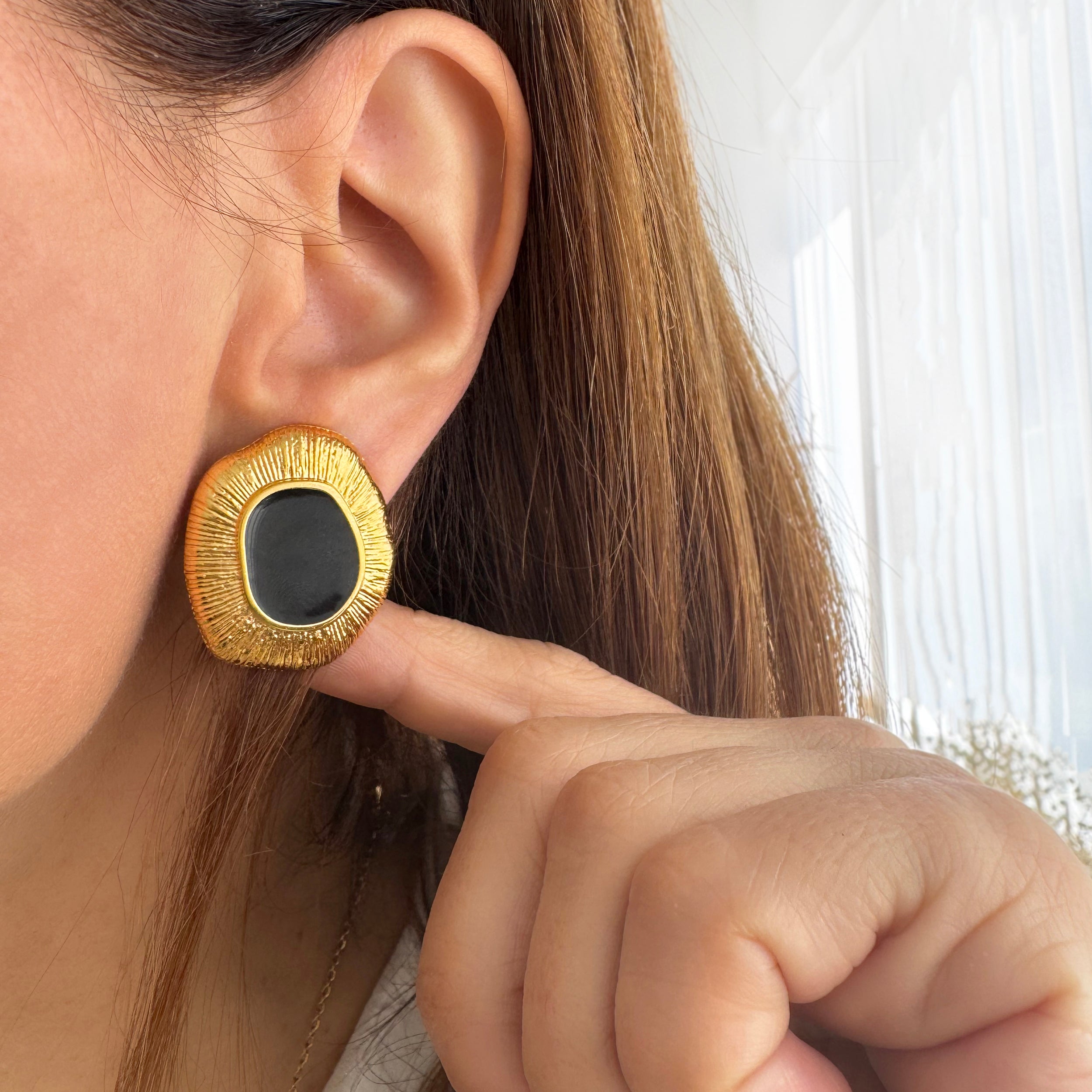 Χρυσά ασύμμετρα Σκουλαρίκια με μαύρο σμάλτο