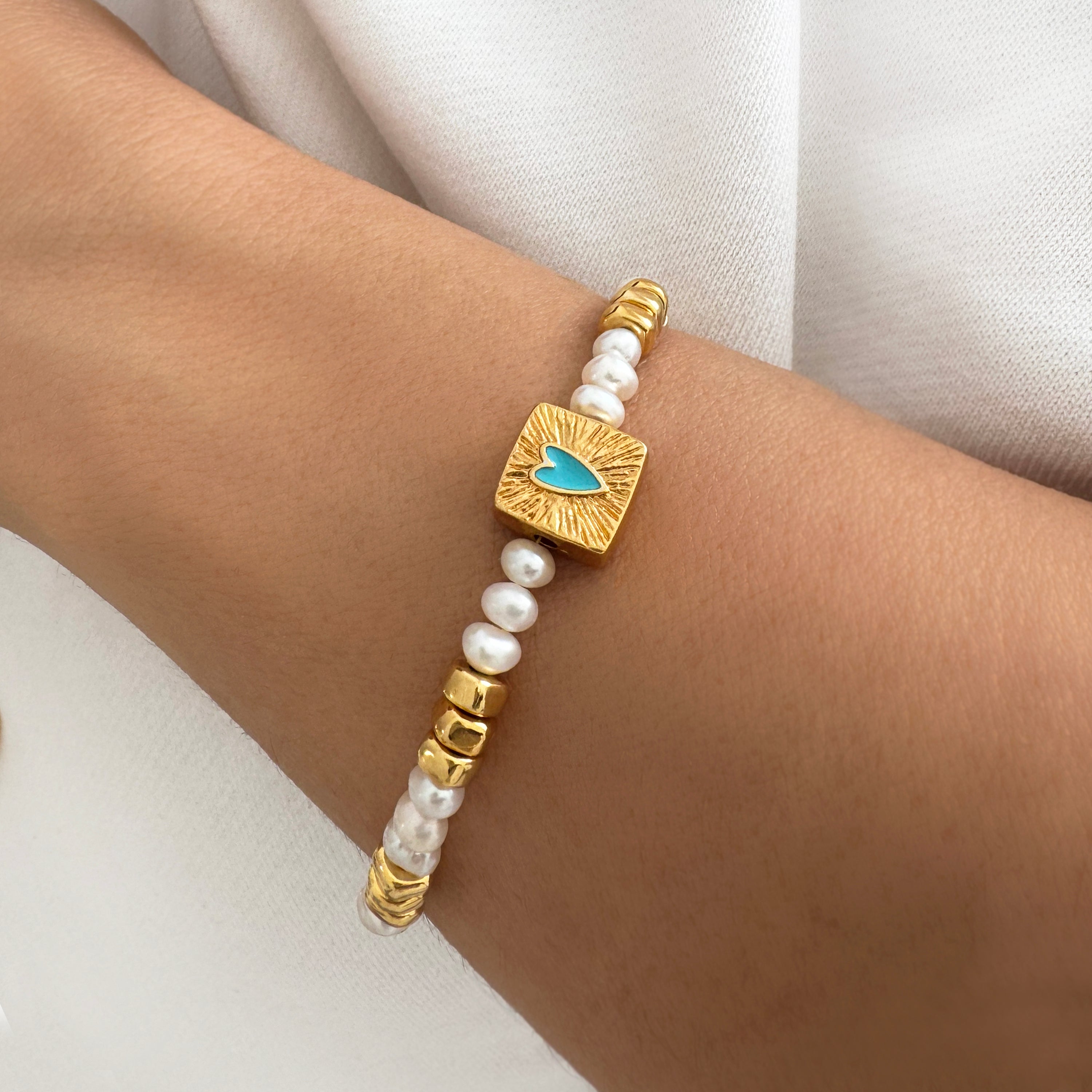 Pearl bracelet with turquoise heart