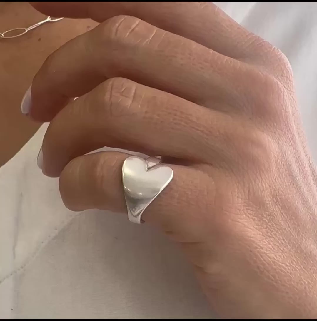 Load video: Gold Heart Pinky Ring