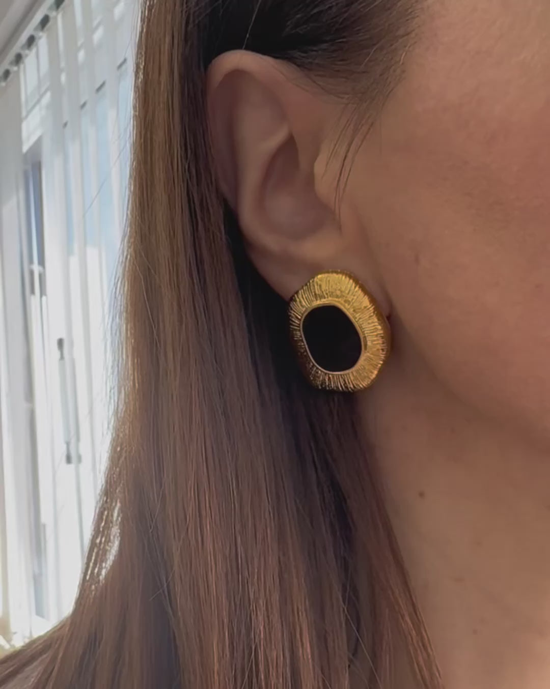 Φόρτωση βίντεο: Χρυσά ασύμμετρα Σκουλαρίκια με μαύρο σμάλτο