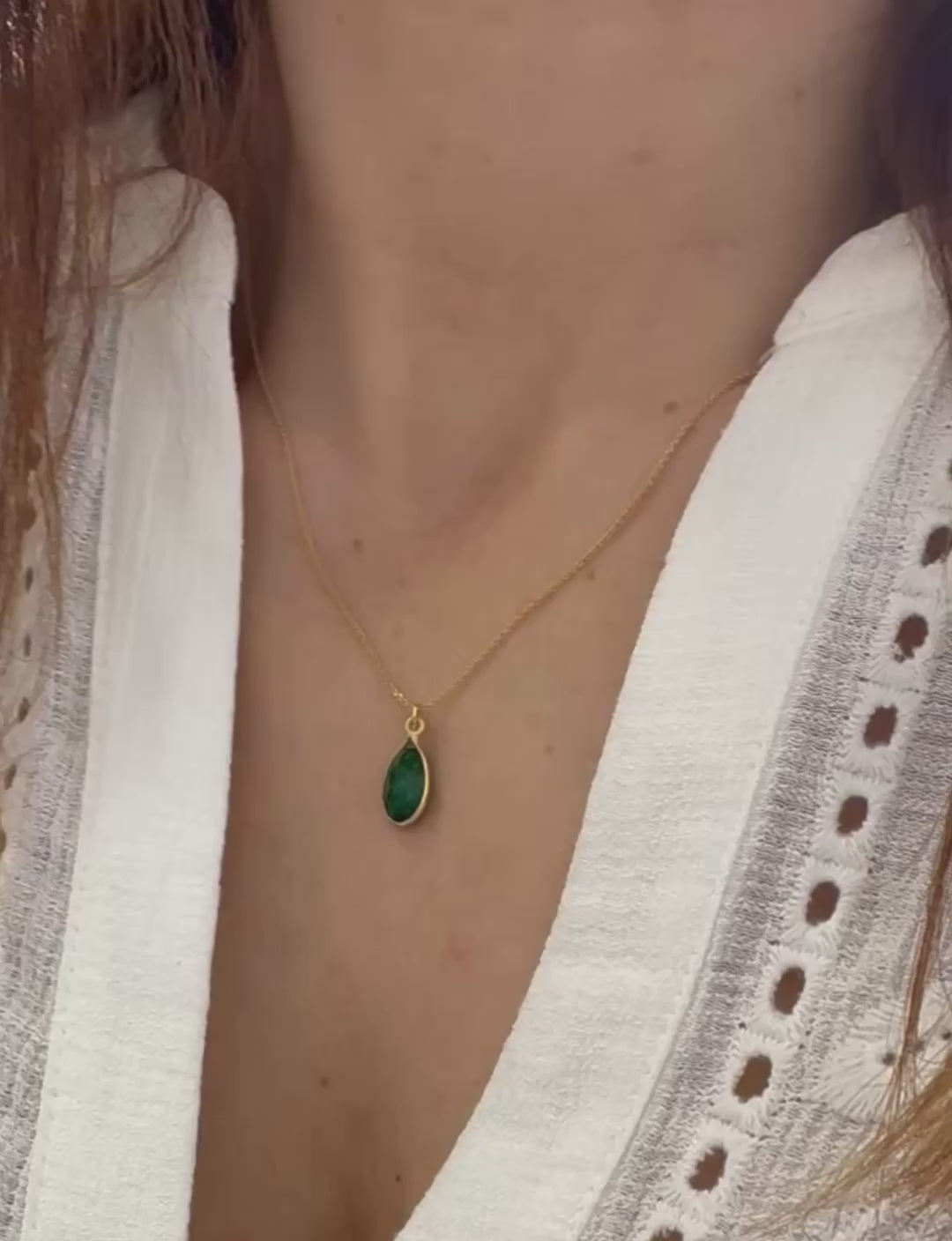 Φόρτωση βίντεο: Κολιέ μικρό σμαράγδι. Ασήμι 925