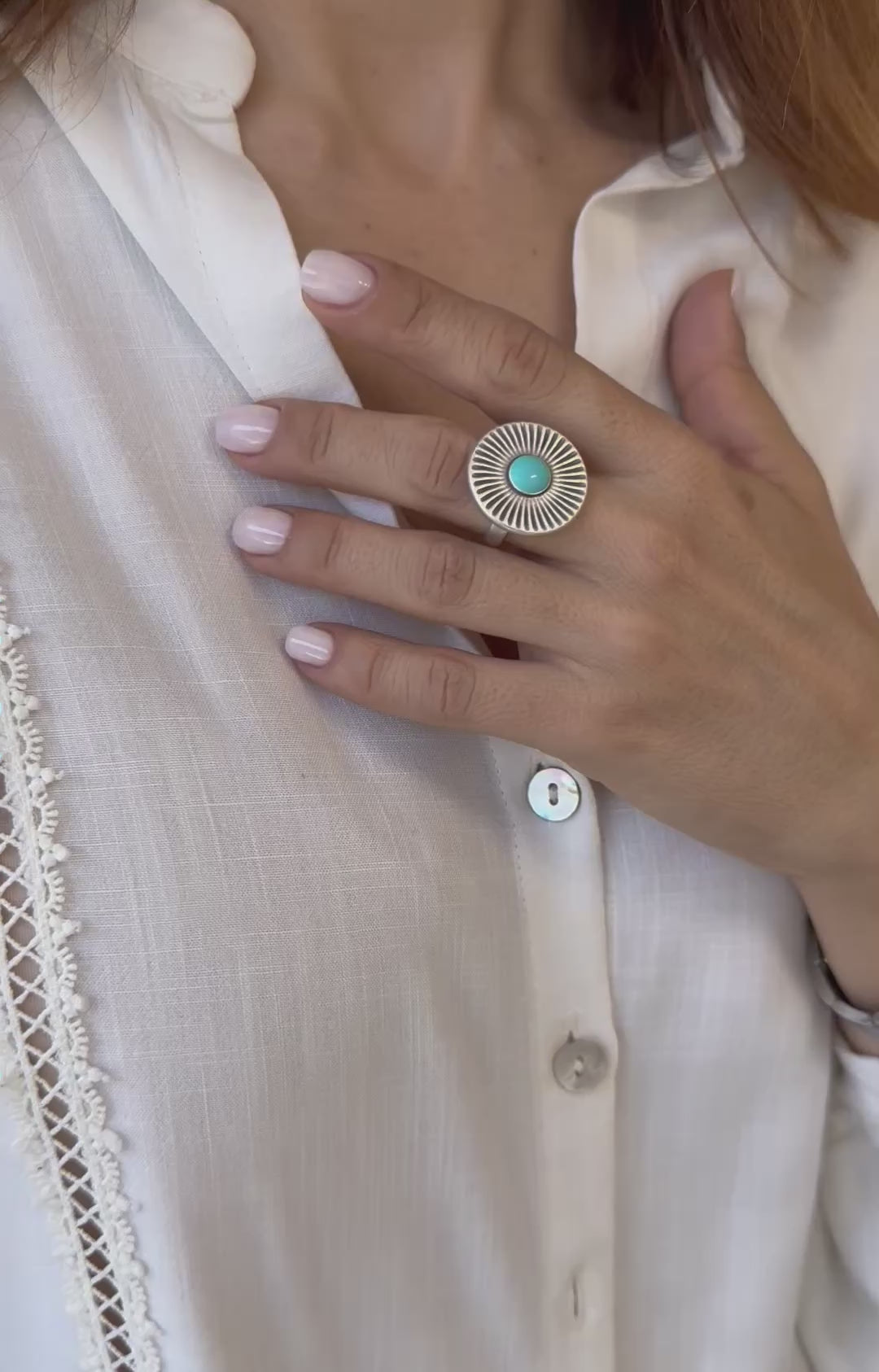 Φόρτωση βίντεο: Chunky Turquoise Sunburst Ring