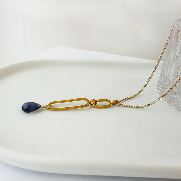 Geometric necklace with a paperclip pendant with sapphire gemstone