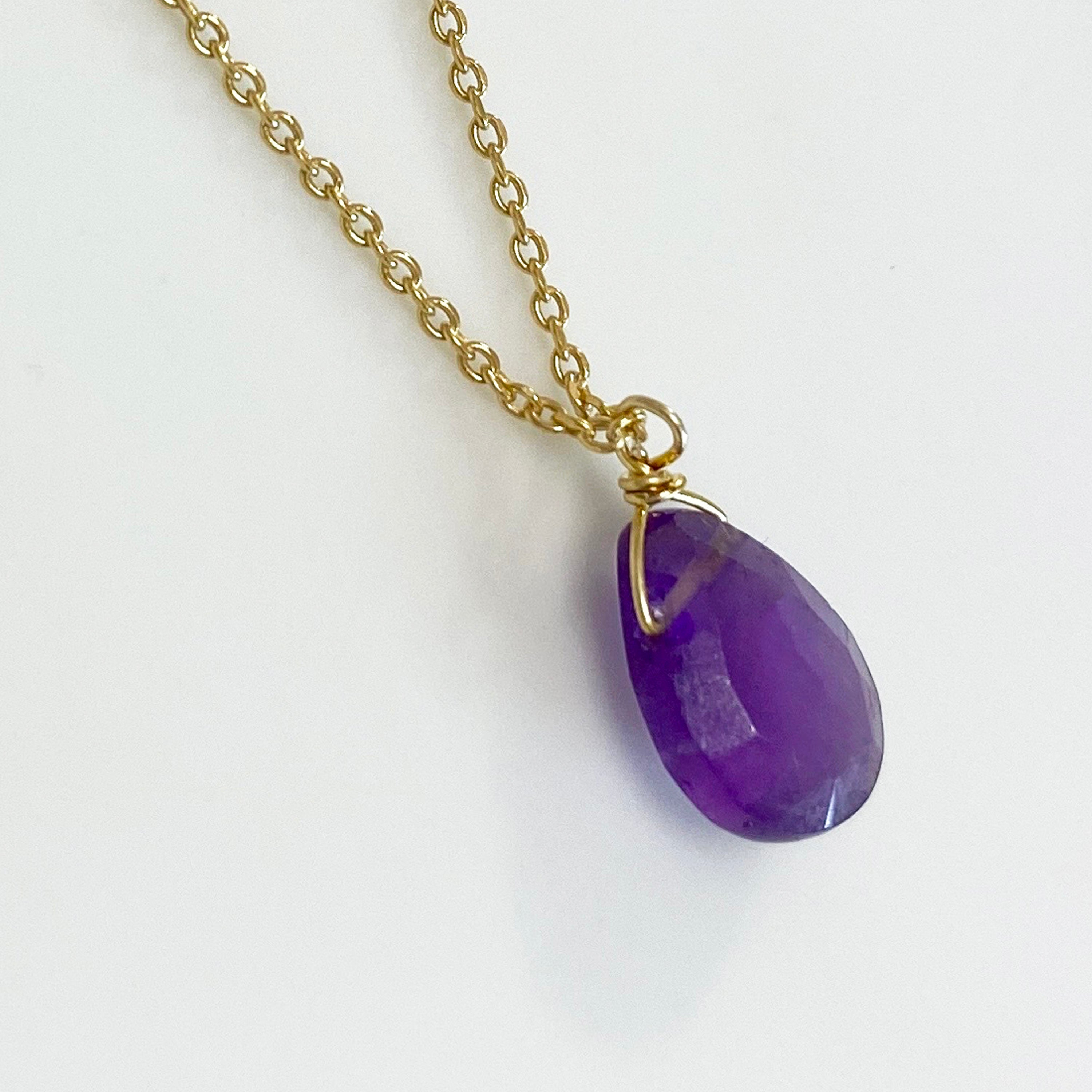 Minimalist necklace with an amethyst drop Pendant