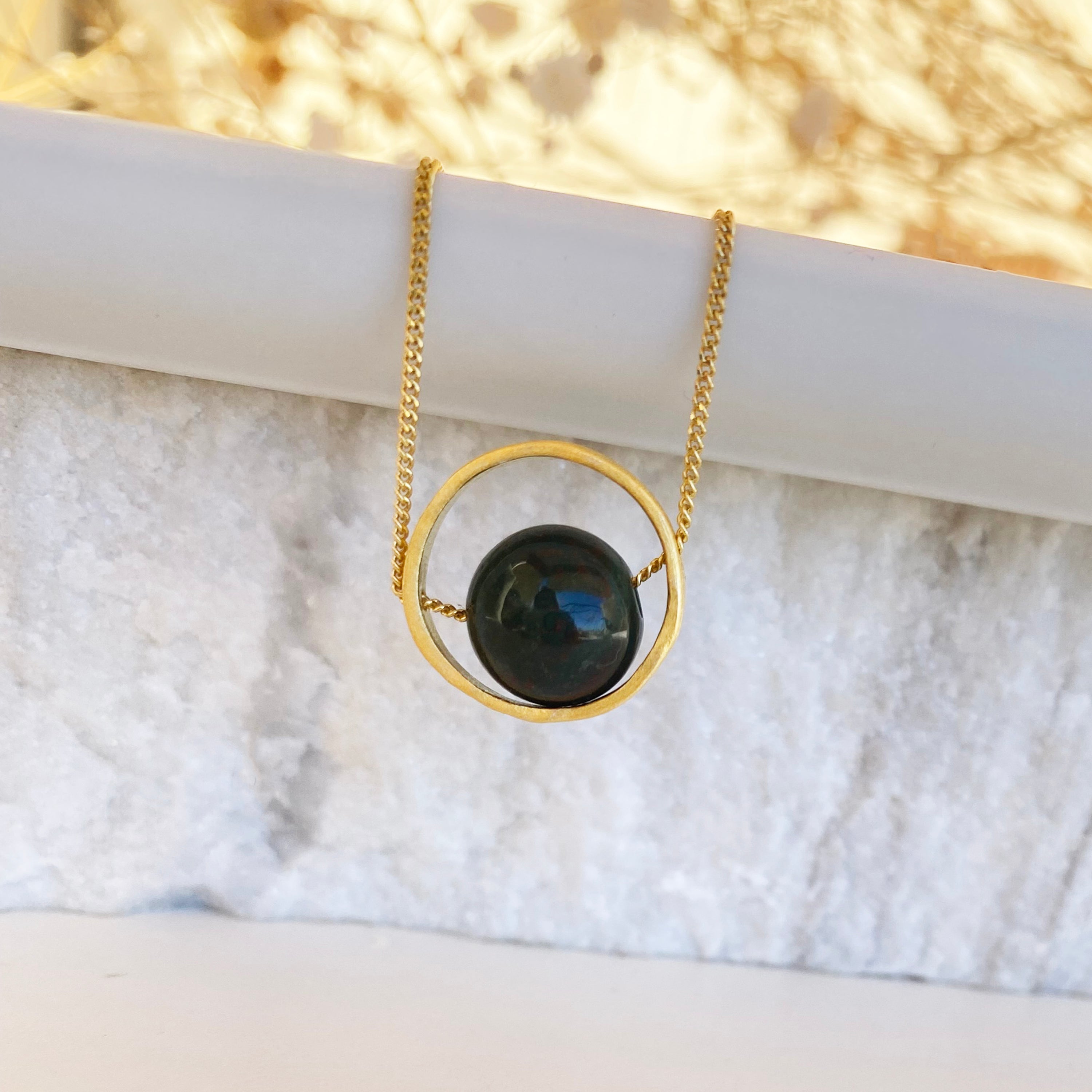 A fidget Necklace with a Bloodstone and a gold circle - Silver 925