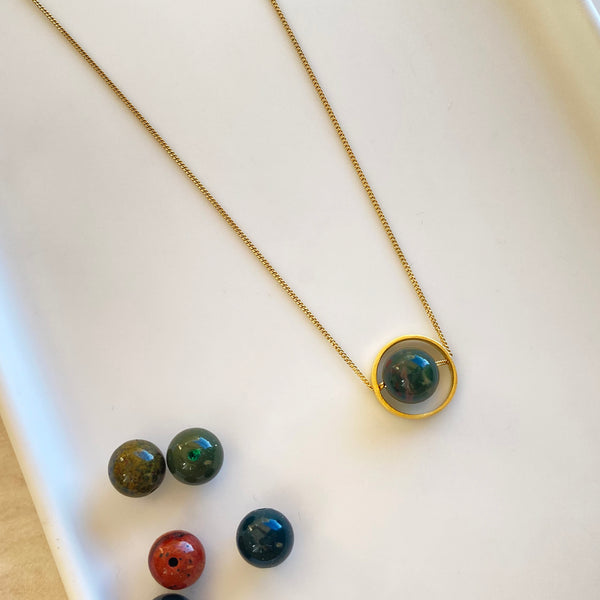 A fidget Necklace with a Bloodstone and a gold circle - Silver 925