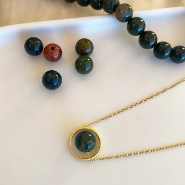 A fidget Necklace with a Bloodstone and a gold circle - Silver 925