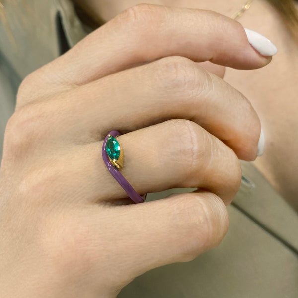 Dainty emerald ring in a dainty wave ring. Silver 925. Handpainted