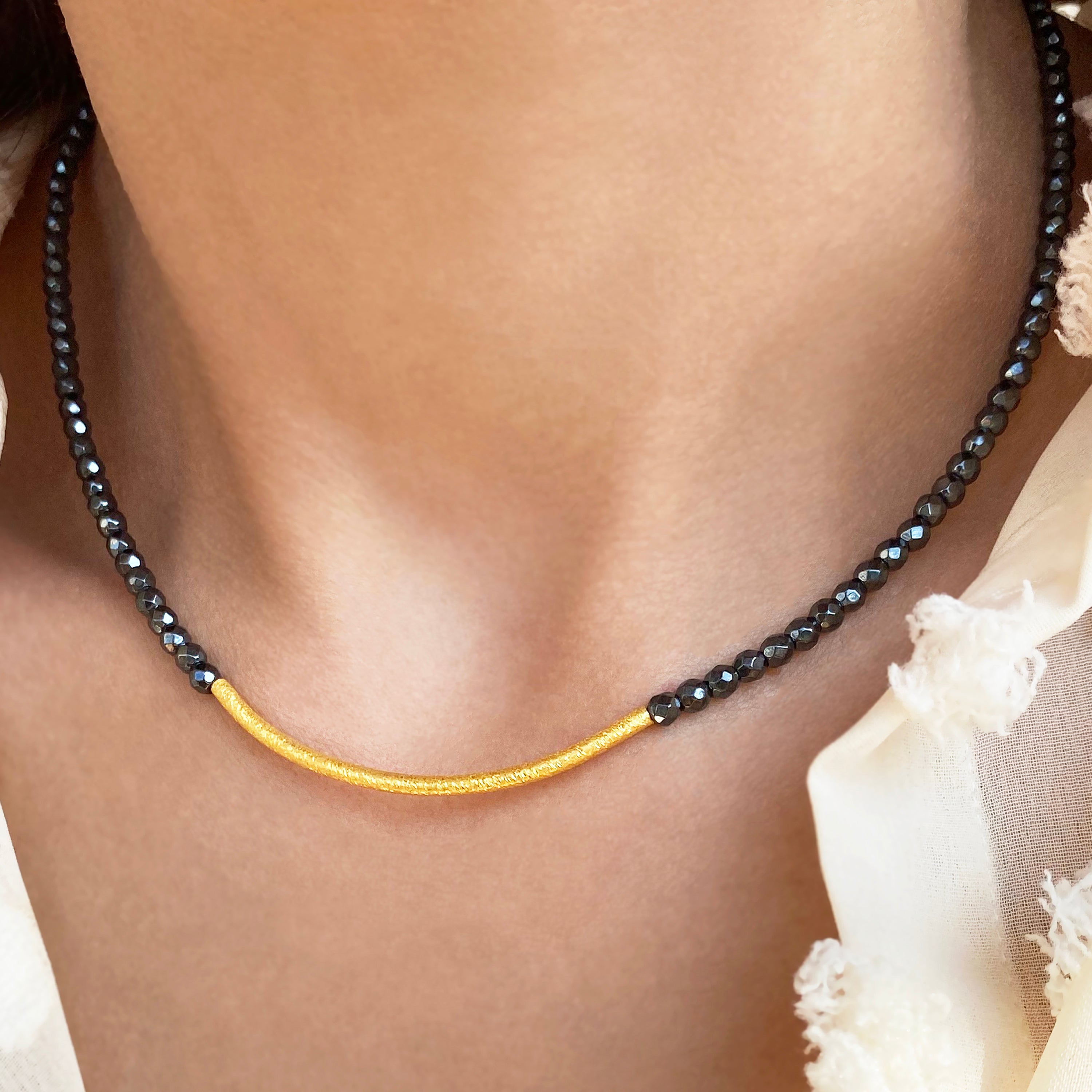 Hematite choker necklace with a gold bar - sterling silver 925