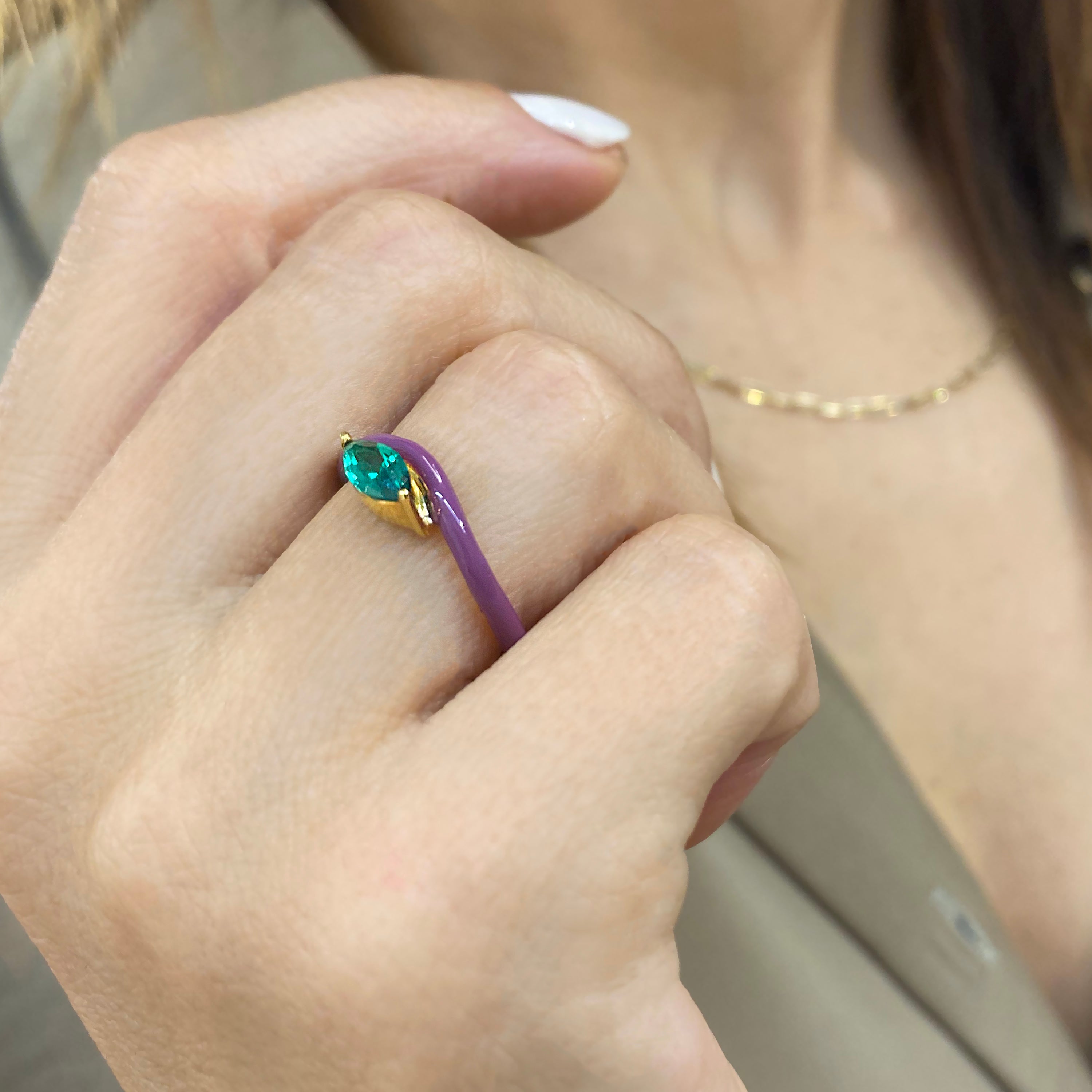 Dainty emerald ring in a dainty wave ring. Silver 925. Handpainted