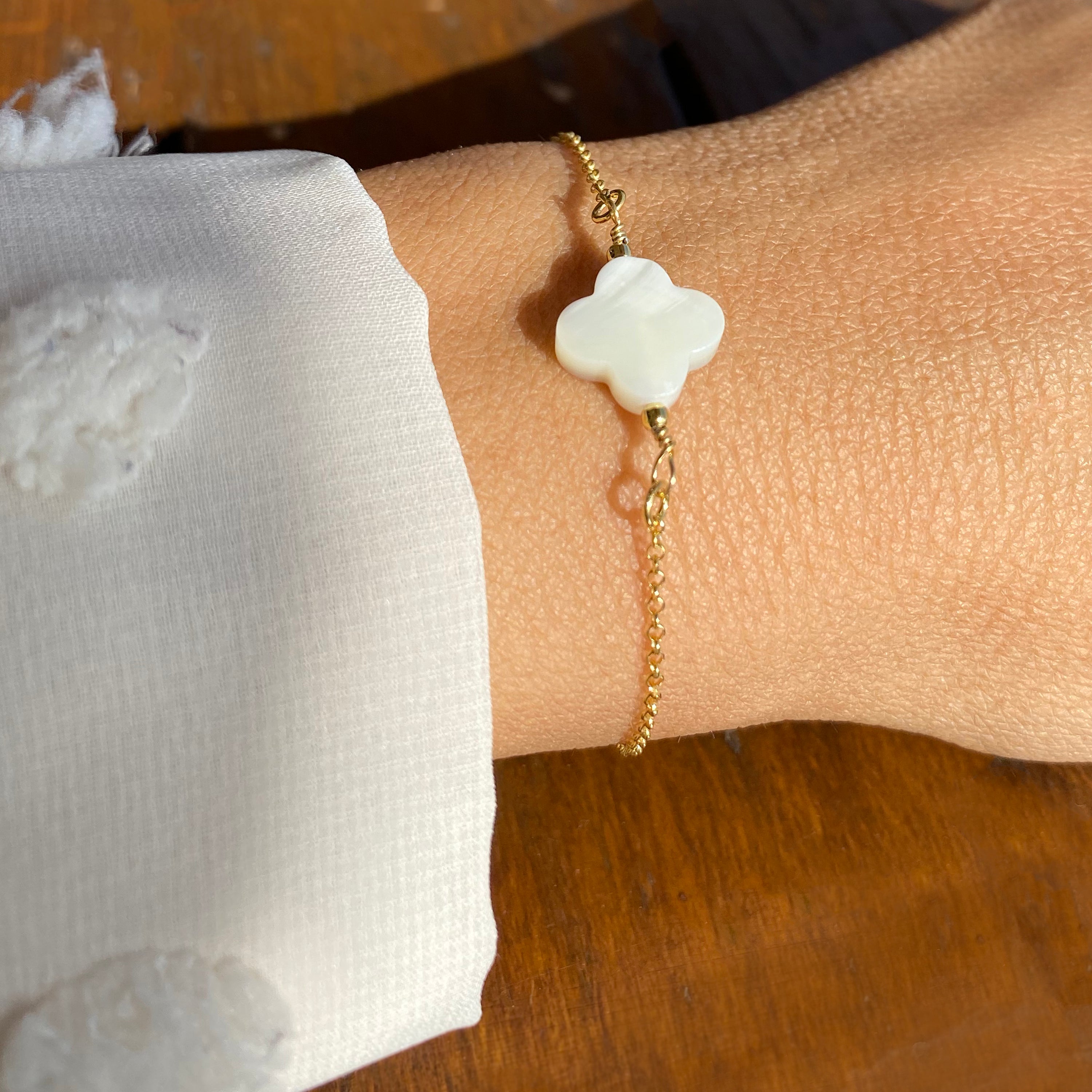 Mother of Pearl White Cross Minimalist Bracelet. Silver 925